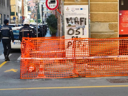 Ciclabile a pettine di via Schiva, cartello vandalizzato con una scritta choc