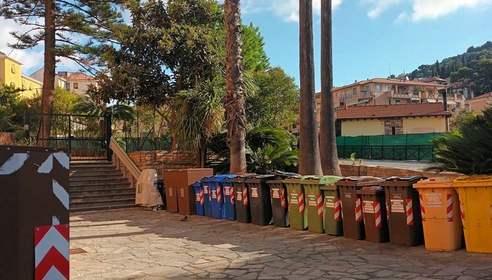 Imperia, ventidue cassonetti davanti alla Scuola dell’infanzia