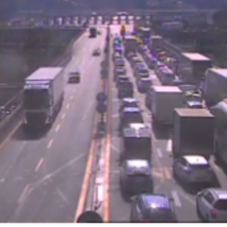 Veicolo in fiamme in autostrada: A10 chiusa al confine