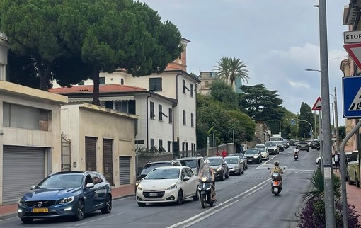 IL PUNTO. Viabilità nel caos, il cantiere di via Agnesi paralizza Imperia IL PUNTO. Viabilità nel caos, il cantiere di via Agnesi paralizza Imperia