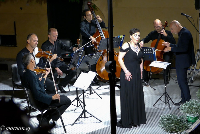 Cervo: successo di pubblico per il concerto di Gabriella Costa e del Quintetto d’Archi dell’Orchestra Sinfonica di Sanremo (foto)