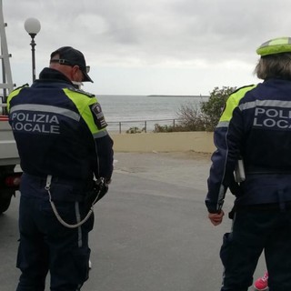 Coronavirus, a Diano Marina procedono i controlli della polizia municipale su autocertificazioni e sulla chiusura delle attività commerciali (Foto)