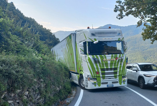 Ordinanza ritirata, ma la Statale 28 resta un pericolo per i tir