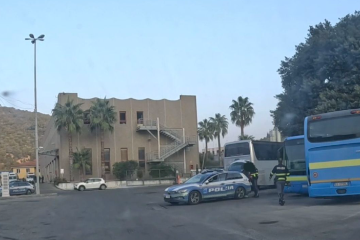 Controlli della polizia stradale sui bus RT, ai raggi x pneumatici, manutenzione ordinaria e straordinaria dei mezzi di trasporto pubblico Controlli della polizia stradale sui bus RT, ai raggi x pneumatici, manutenzione ordinaria e straordinaria dei mezzi di trasporto pubblico