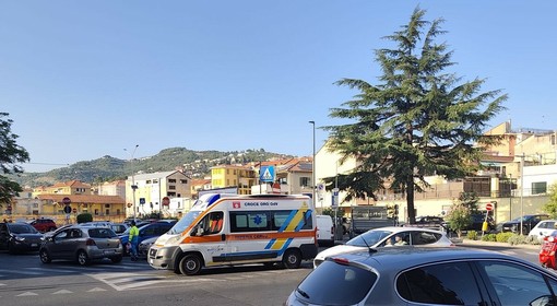Imperia, scontro tra due scooter alla rotonda di via della Repubblica: ferita una giovane di 25 anni
