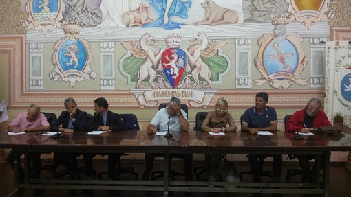 Crisi idrica nel dianese, i sindaci fanno fronte comune. "Una soluzione domani mattina, o pronti ad azioni diverse" (foto e video)