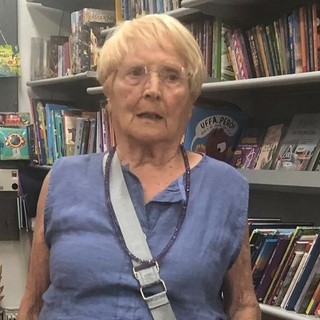 Clara Carpino tra i suoi amati libri