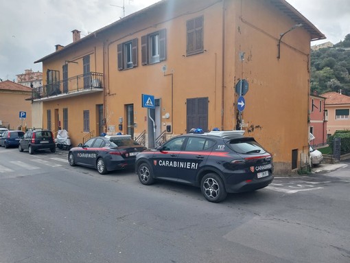 Imperia, minaccia i familiari e aggredisce le forze dell'ordine: è caccia all'uomo sull'Argine destro