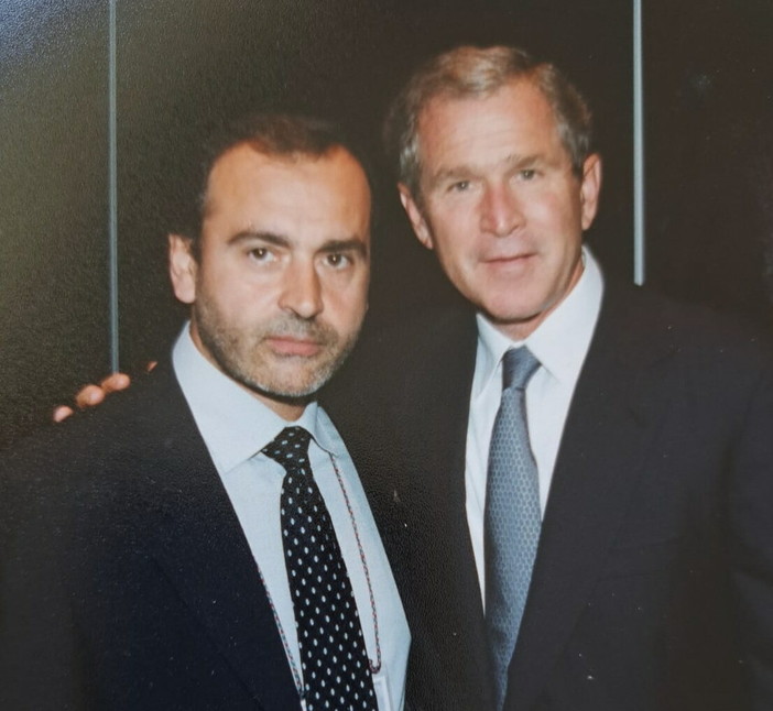Il già Comandante dei NOCS Claudio Clemente ospite dei Martedì Letterari del casinò di Sanremo. Nella foto Clemente assieme al 43º presidente degli Stati Uniti d'America George W. Bush Il già Comandante dei NOCS Claudio Clemente ospite dei Martedì Letterari del casinò di Sanremo. Nella foto Clemente assieme al 43º presidente degli Stati Uniti d'America George W. Bush