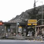 ACCADDE OGGI, 3 LUGLIO 1978. Furiosa lite tra amanti all’uscita dell’Autofiori: il casellante, terrorizzato, abbandona il gabbiotto e salta sul cassone di  un furgone in transito