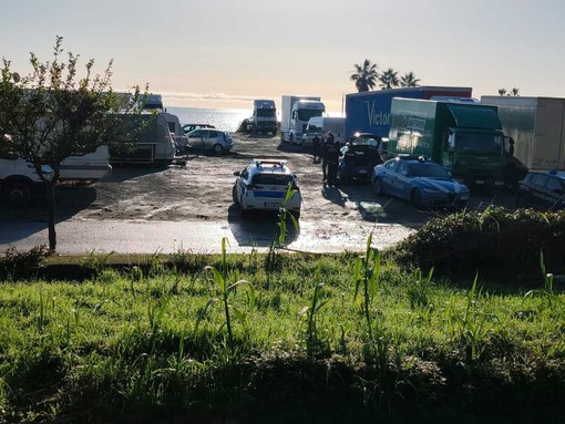 Imperia, controlli interforze nel parcheggio di Lungomare Vespucci Imperia, controlli interforze nel parcheggio di Lungomare Vespucci