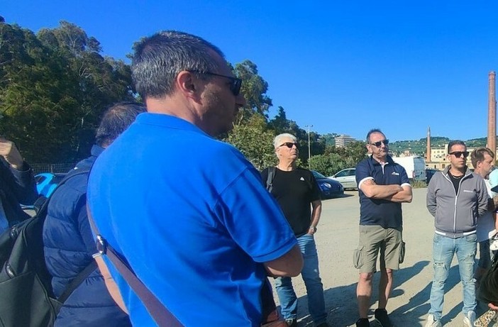 Imperia, camionisti ancora senza un parcheggio danno vita al Comitato Autisti Imperiesi Imperia, camionisti ancora senza un parcheggio danno vita al Comitato Autisti Imperiesi