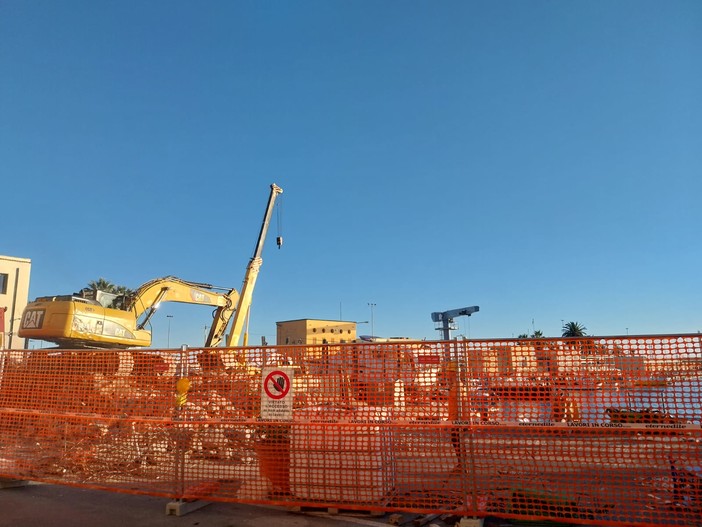 Demolita la palazzina della Capitaneria in calata Cuneo (foto)