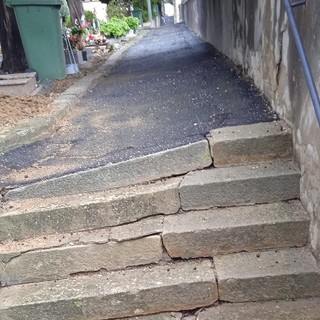 Scalini trappola al cimitero di Porto Maurizio, chiesto un urgente intervento di manutenzione Scalini trappola al cimitero di Porto Maurizio, chiesto un urgente intervento di manutenzione