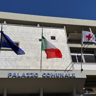 Diano Marina, la bandiera della Croce Rossa sventola dal Palazzo comunale