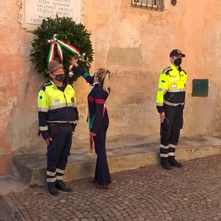 Il sindaco Lina Cha davanti al monumento ai caduti il 25 aprile 2021