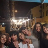 Cristina Romeo al centro, insieme alle amiche Cristina Romeo al centro, insieme alle amiche