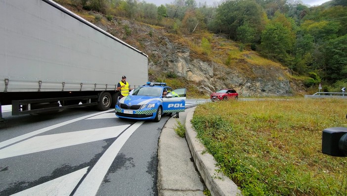 Statale 28, via all’ordinanza da lunedì: Pornassio blocca i tir e il sindaco Adolfo alza i toni
