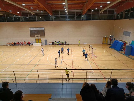 CALCIO A 5. Derby da grandi emozioni: Caramagna–Fondura, spettacolo e battaglia al Palazzetto