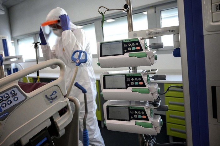 Focolai Covid in tre distinte case di riposo, il medico “Nessuno degli anziani è in pericolo di vita” Focolai Covid in tre distinte case di riposo, il medico “Nessuno degli anziani è in pericolo di vita”