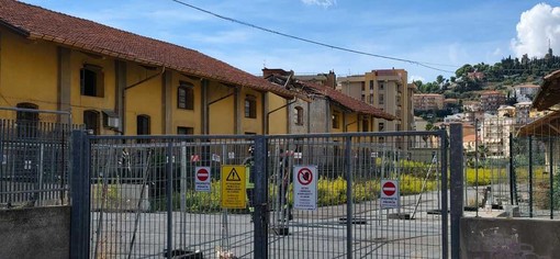 Oneglia, cede il tetto di un capannone dell’ex stazione