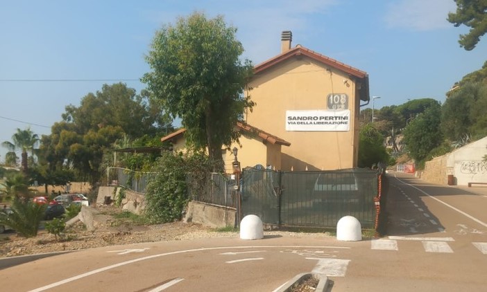 Ex Casello sulla Ciclabile, 'panettoni' bloccano il passaggio: Giovanni Dominici fa causa al Comune di Imperia Ex Casello sulla Ciclabile, 'panettoni' bloccano il passaggio: Giovanni Dominici fa causa al Comune di Imperia