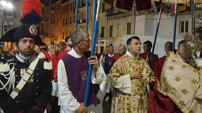 Imperia : grande partecipazione di fedeli ieri sera per la solenne festa del Corpus Domini (Foto) Imperia : grande partecipazione di fedeli ieri sera per la solenne festa del Corpus Domini (Foto)