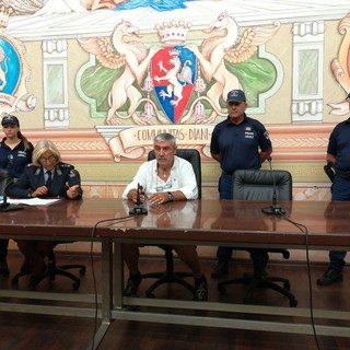 A Diano Marina ieri mattina è scattata, ad opera della Polizia municipale, "l'operazione bancarella" con un sequestro cautelare di 15792 articoli e una sanzione di 5.000 euro a un commerciante