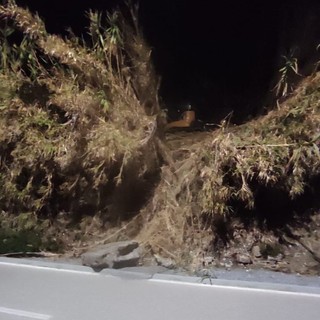 Sulla ciclabile all’altezza di Barbarossa crolla un tratto di muro