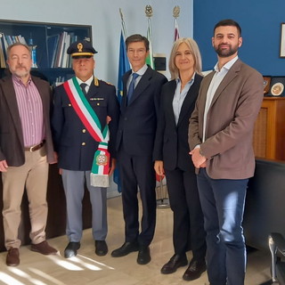 Imperia: il questore Peritore consegna la sciarpa tricolore al neo commissario Michele Turchiano Imperia: il questore Peritore consegna la sciarpa tricolore al neo commissario Michele Turchiano