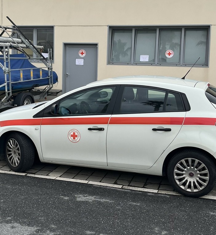 Croce Rossa, distribuzione pacchi viveri presso la sede temporanea al Molo San Lazzaro