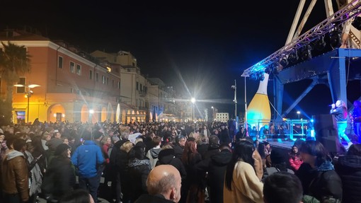 Capodanno a Imperia: musica, brindisi e divertimento sotto le gru Capodanno a Imperia: musica, brindisi e divertimento sotto le gru