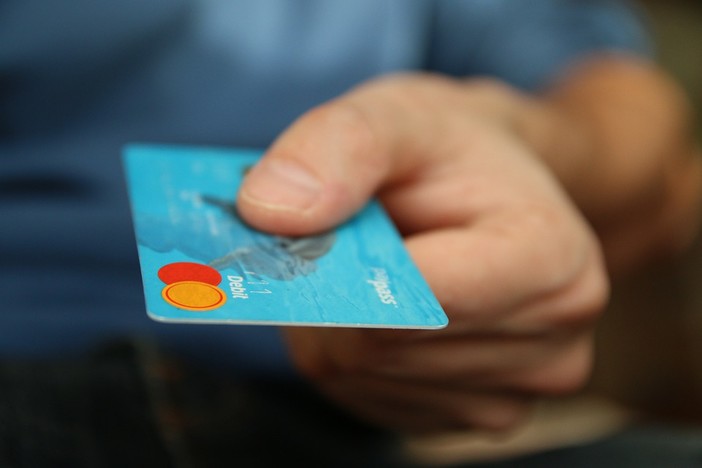 Formalmente nullatenente, deve rispondere di aver riciclato quasi un milione di euro di provenienza illecita