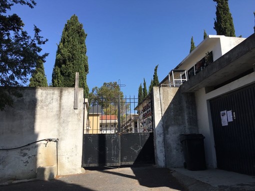 Furti nei cimiteri a Imperia, la denuncia “straziante” di un giovane papà: “Giochi e addobbi rubati dal loculo di mio figlio"