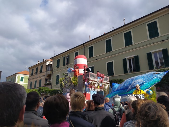 Diano Marina: Trump e Greta insieme a festeggiare il Carnevale. Torna la storica sfilata dei carri (foto e video) Diano Marina: Trump e Greta insieme a festeggiare il Carnevale. Torna la storica sfilata dei carri (foto e video)