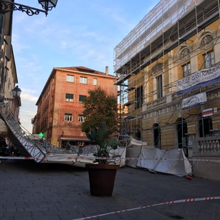 Imperia: tragedia sfiorata, crolla l'impalcatura del teatro Cavour in via Cascione (Foto e Video)