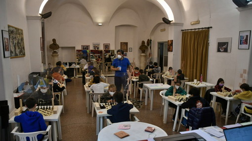 Imperia, successo per il campionato giovanile di scacchi: 9 ragazzi della nostra provincia conquistano il primo posto (foto) Imperia, successo per il campionato giovanile di scacchi: 9 ragazzi della nostra provincia conquistano il primo posto (foto)