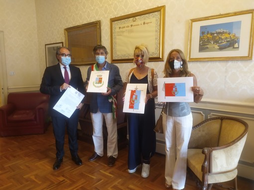 A due anni e mezzo dall'unione di Montalto e Carpasio, il comune ha ricevuto stemma e gonfalone, il sindaco: "La fusione ci ha dato slancio" (foto e video) A due anni e mezzo dall'unione di Montalto e Carpasio, il comune ha ricevuto stemma e gonfalone, il sindaco: "La fusione ci ha dato slancio" (foto e video)
