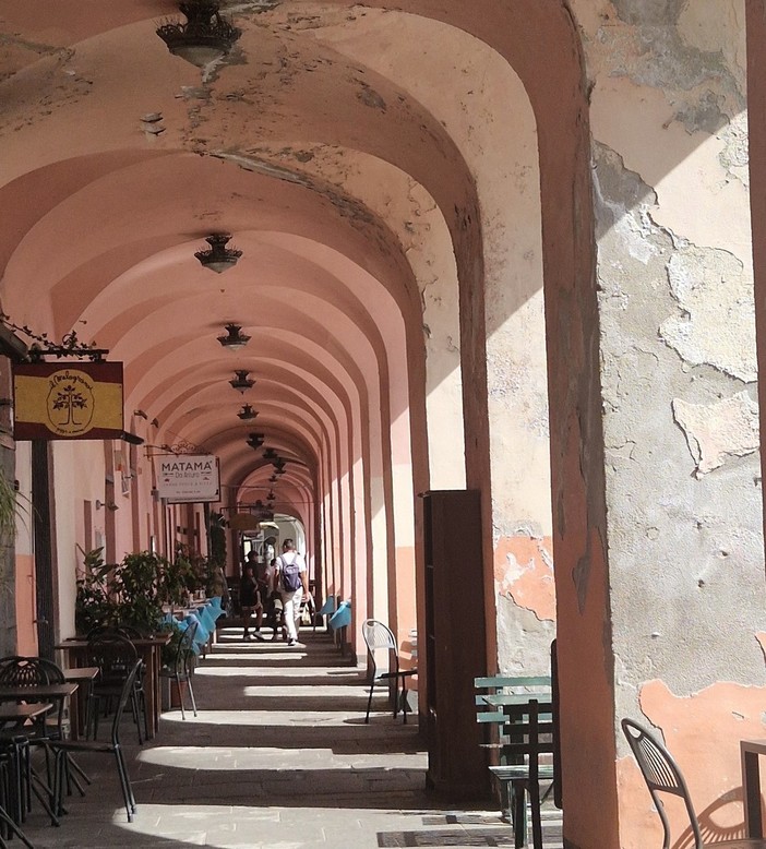 Portici di Calata Cuneo, Imperia: una bellezza corrosa dalla salsedine Portici di Calata Cuneo, Imperia: una bellezza corrosa dalla salsedine