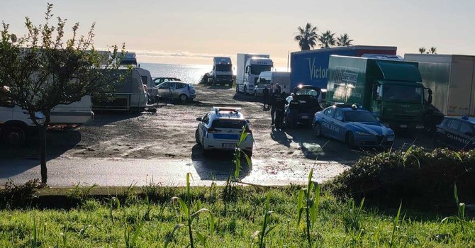 Imperia, controlli interforze nel parcheggio di Lungomare Vespucci Imperia, controlli interforze nel parcheggio di Lungomare Vespucci