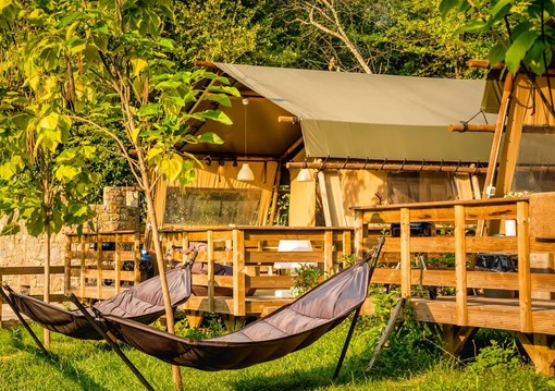 Prenota il tuo soggiorno nelle tende safari di Isolabona: natura, relax e piscine al Camping delle Rose