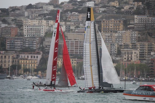 La vela diventa spettacolo globale: dalla forza delle braccia all’intelligenza della mente, la Coppa America apre una nuova era