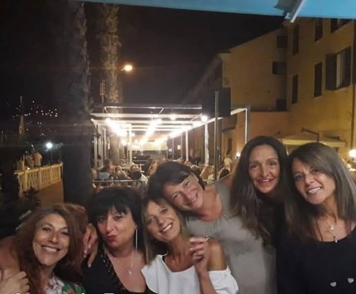 Cristina Romeo al centro, insieme alle amiche Cristina Romeo al centro, insieme alle amiche