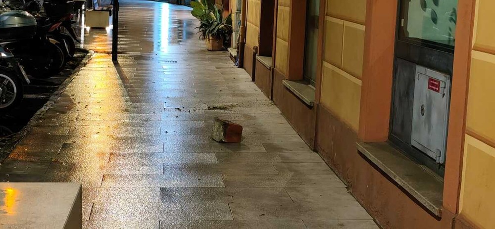Pezzo di cornicione cede in corso Garibaldi a Porto Maurizio: sfiorata la tragedia Pezzo di cornicione cede in corso Garibaldi a Porto Maurizio: sfiorata la tragedia