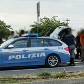 Imperia, scattati i controlli di polizia ai pullman delle gite scolastiche in lungomare Vespucci Imperia, scattati i controlli di polizia ai pullman delle gite scolastiche in lungomare Vespucci