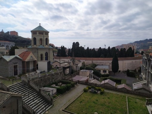 Furti di fiori e vasi nei cimiteri dell’Imperiese, l’allarme arriva via social Furti di fiori e vasi nei cimiteri dell’Imperiese, l’allarme arriva via social