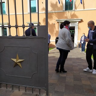 Coronavirus, ripartono le udienze in tribunale, lunghe code all'ingresso. Accesso consentito agli addetti ai lavori