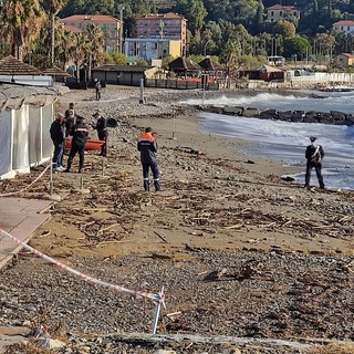 Imperia: dal mare riemerge il corpo di una donna al Prino, capitaneria sul posto per il recupero (foto e video) Imperia: dal mare riemerge il corpo di una donna al Prino, capitaneria sul posto per il recupero (foto e video)