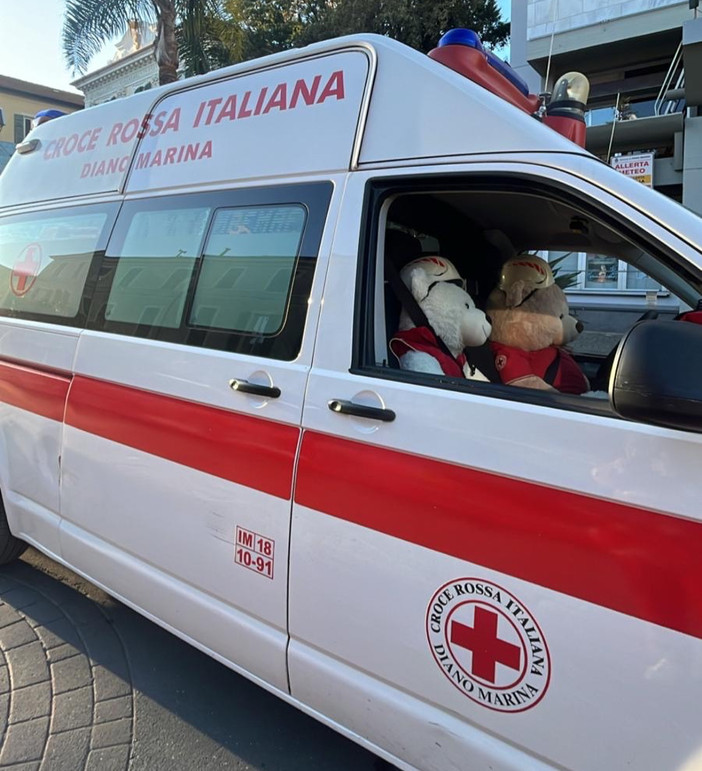 Diano Marina, la Croce Rossa accende il  Natale: panettoni solidali, ambulanza dei  pupazzi, Babbo Natale e il nuovo corso per volontari