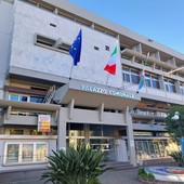 AL DIRETTORE. Diano Marina, artista di strada multata al mercato: i cittadini raccolgono fondi, il Comune fa chiarezza